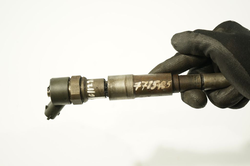 Fuel injector (7)