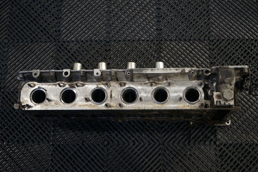 Engine head (7)