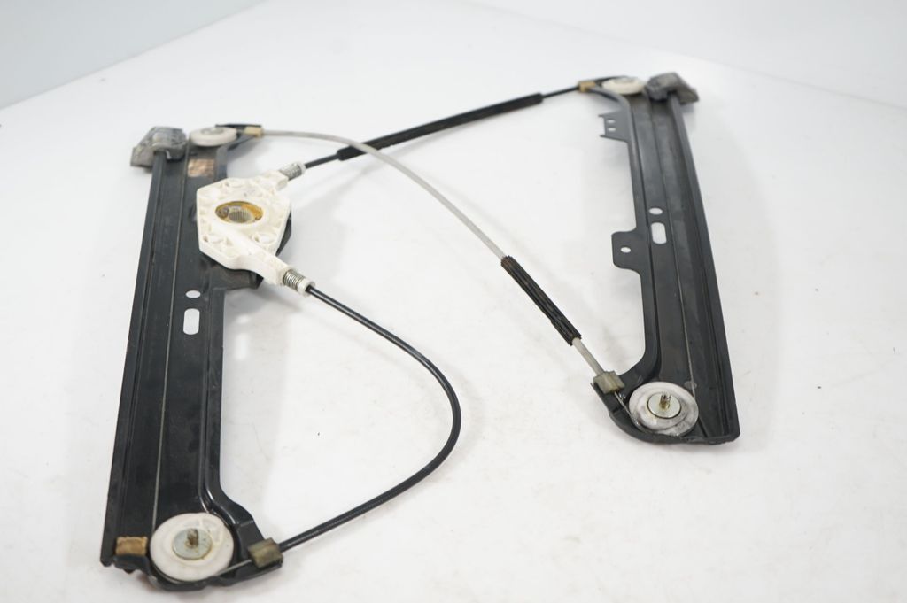 Front door window regulator with motor (8)