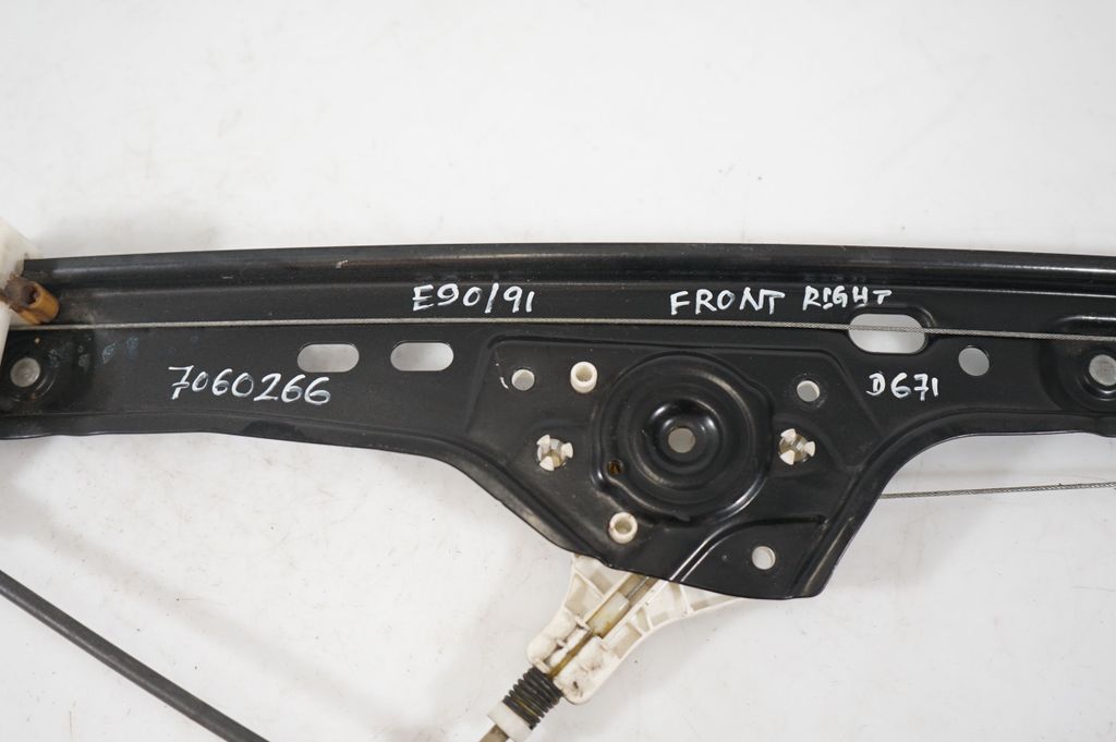 Front door window regulator with motor (9)