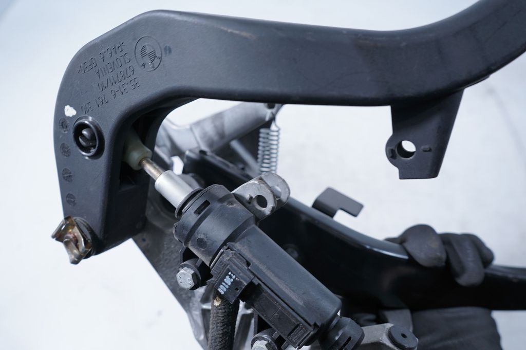 Brake pedal (6)