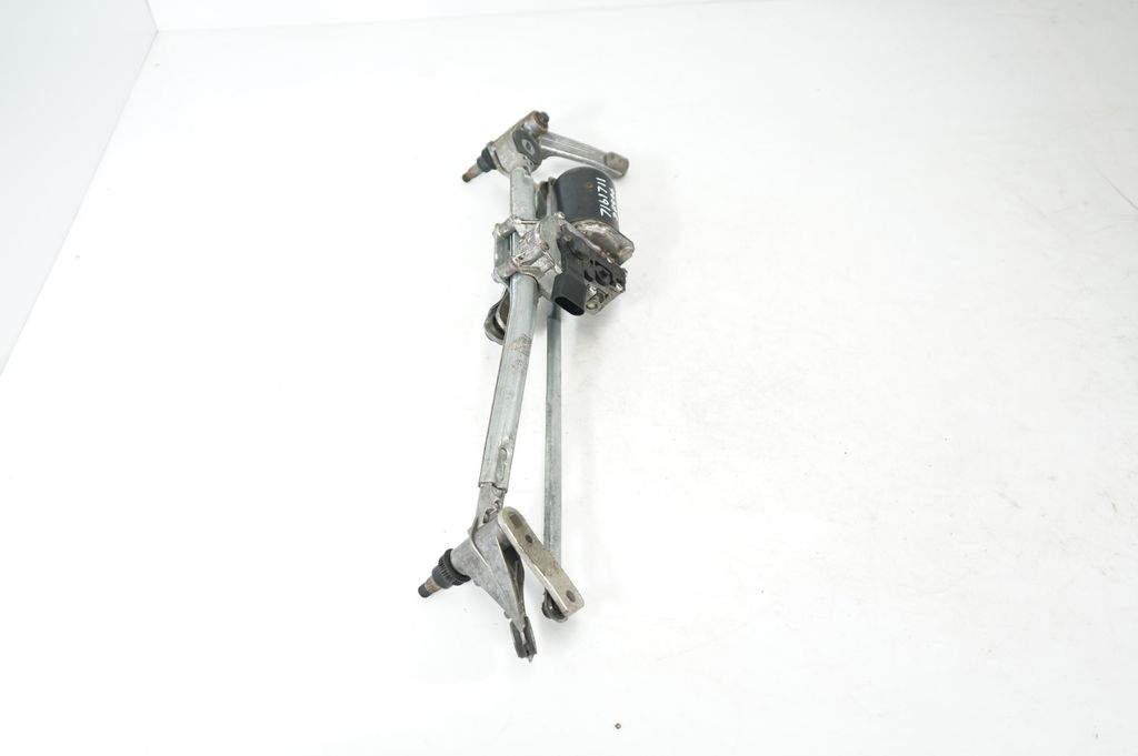 Front wiper linkage and motor (4)