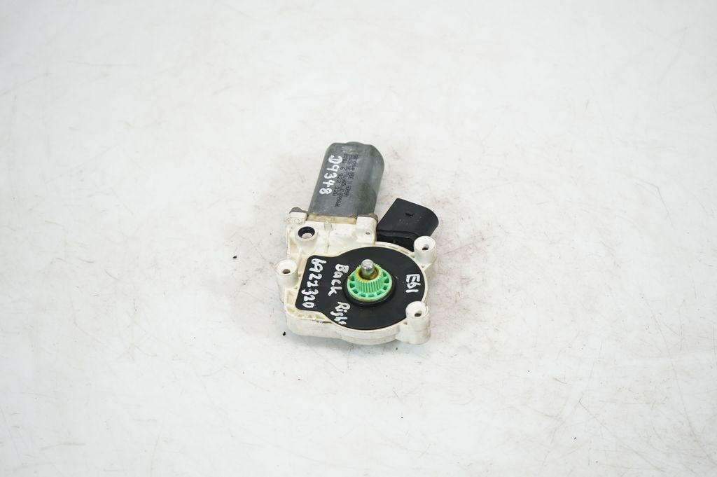 Rear door window regulator with motor (2)