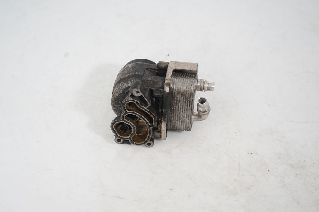 Oil filter mounting bracket