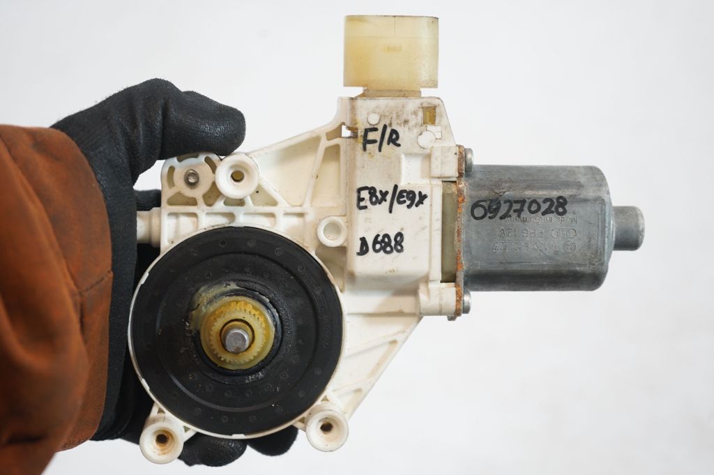 Front door window regulator with motor (7)