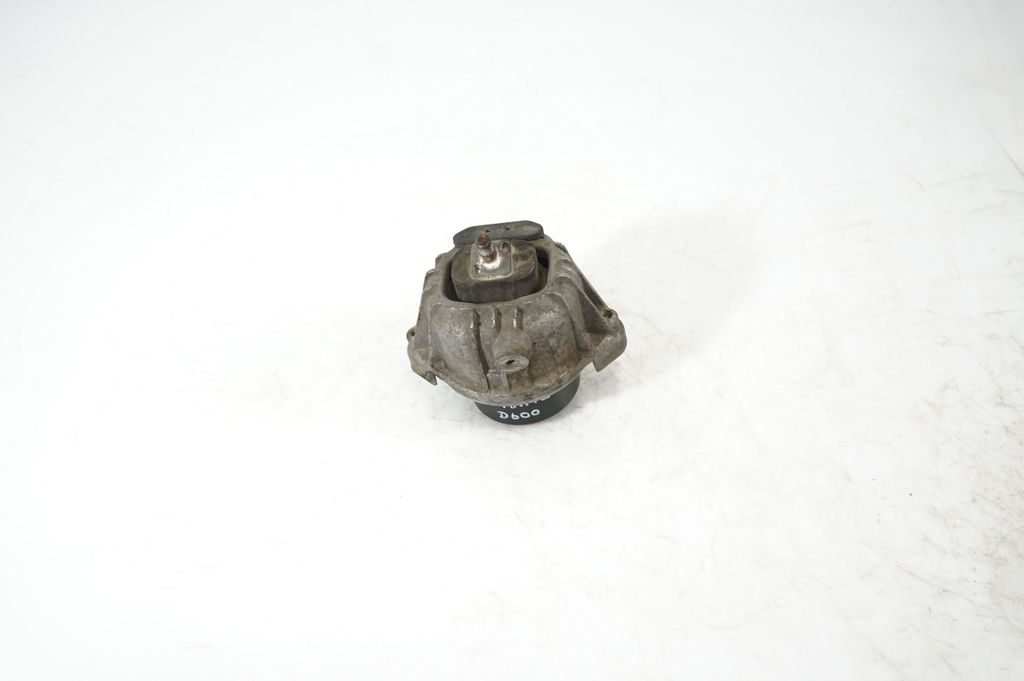 Engine mount bracket