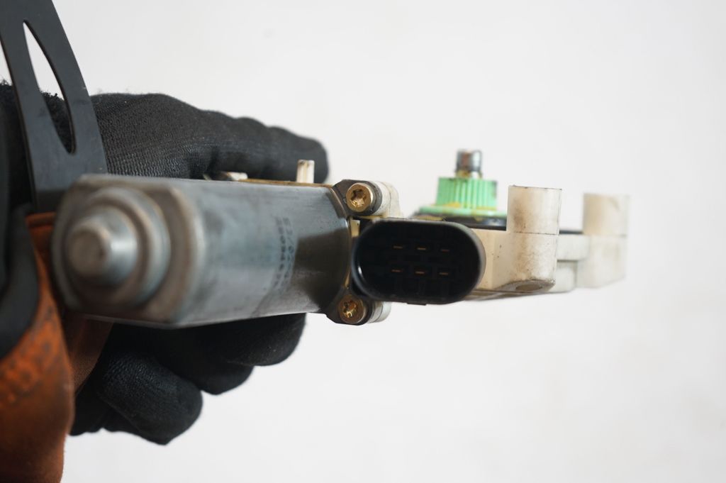 Front door window regulator with motor (6)