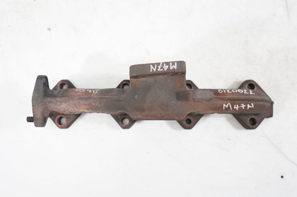 Exhaust manifold (9)