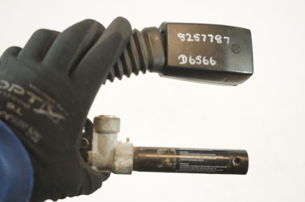 Front seatbelt buckle (8)