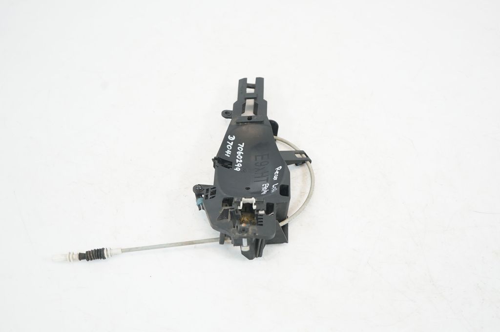 Rear door exterior handle/bracket (2)