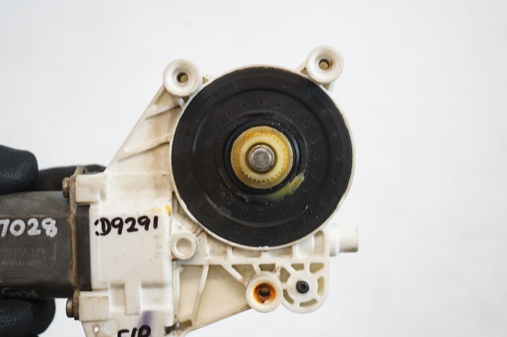 Front door window regulator with motor (6)