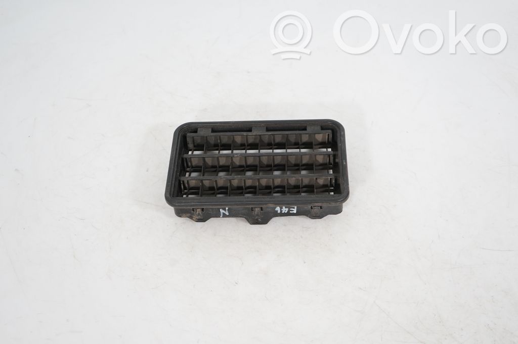 Quarter panel pressure vent