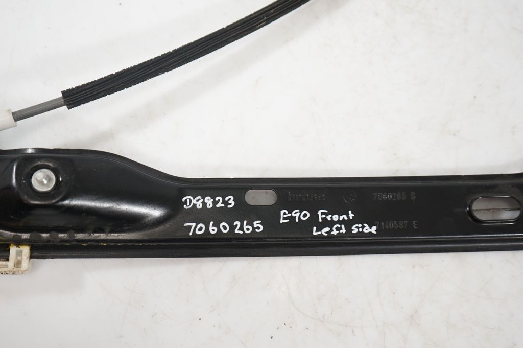 Front door window regulator with motor (8)