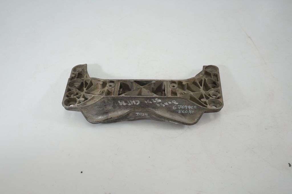 Gearbox mounting bracket