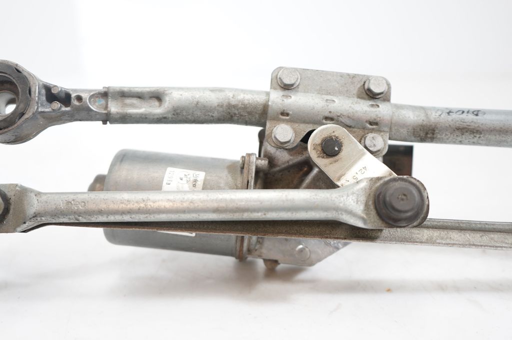 Front wiper linkage and motor (9)