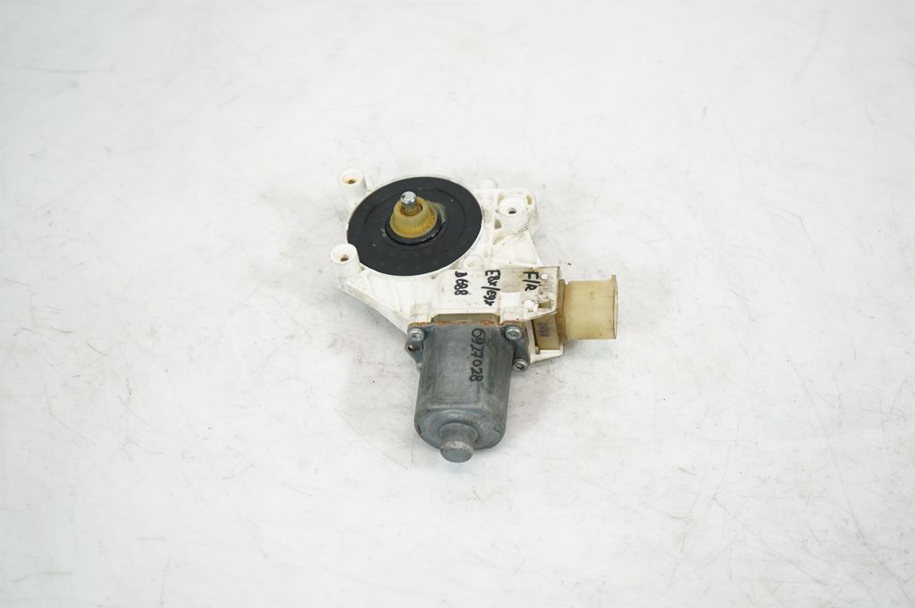 Front door window regulator with motor (2)