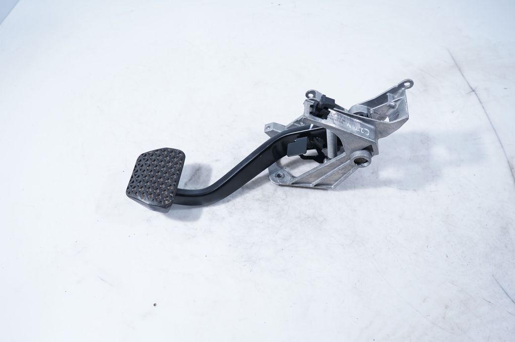 Brake pedal (5)