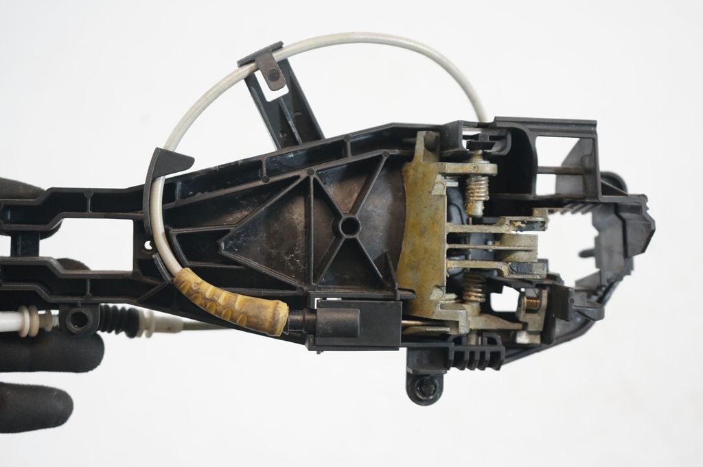 Rear door exterior handle/bracket (6)