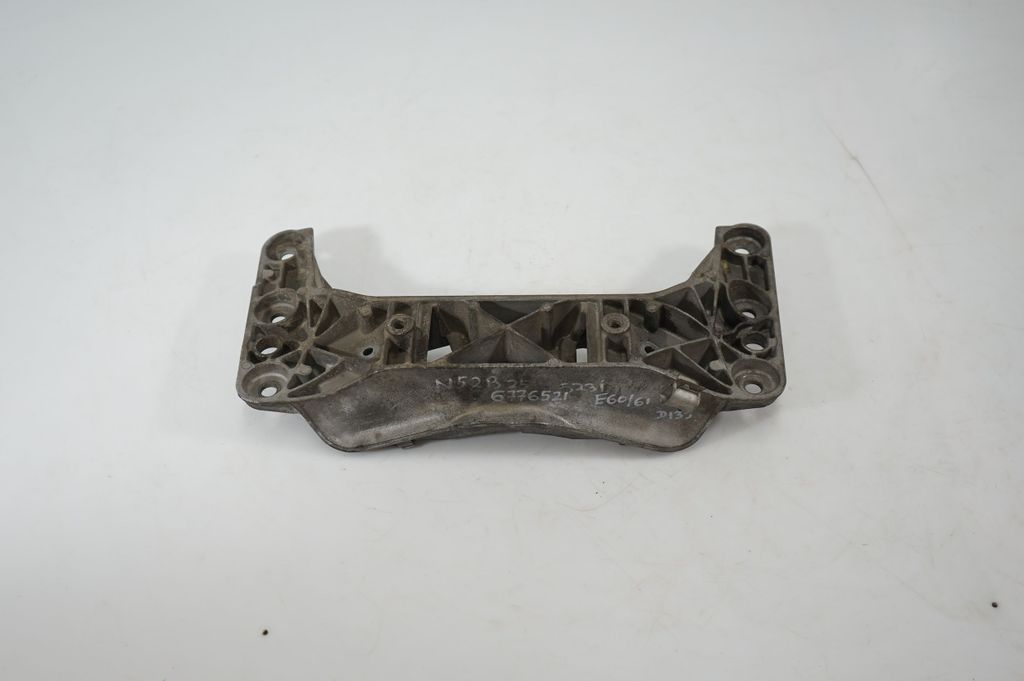 Gearbox mounting bracket