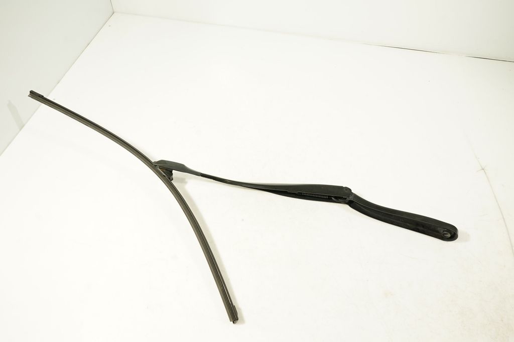 Windshield/front glass wiper blade