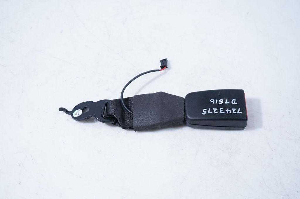Middle seatbelt buckle (rear) (3)