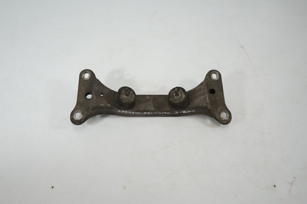 Gearbox mounting bracket