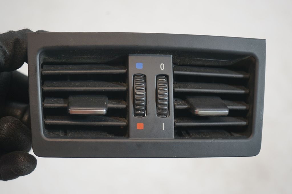 Rear air vent grill (7)