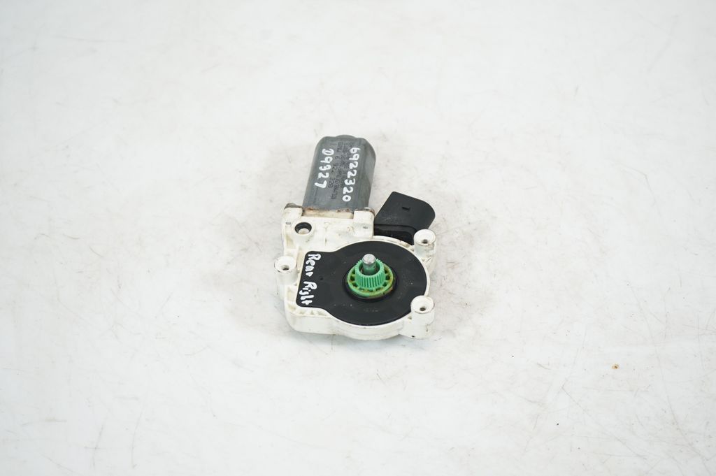 Rear door window regulator with motor (2)