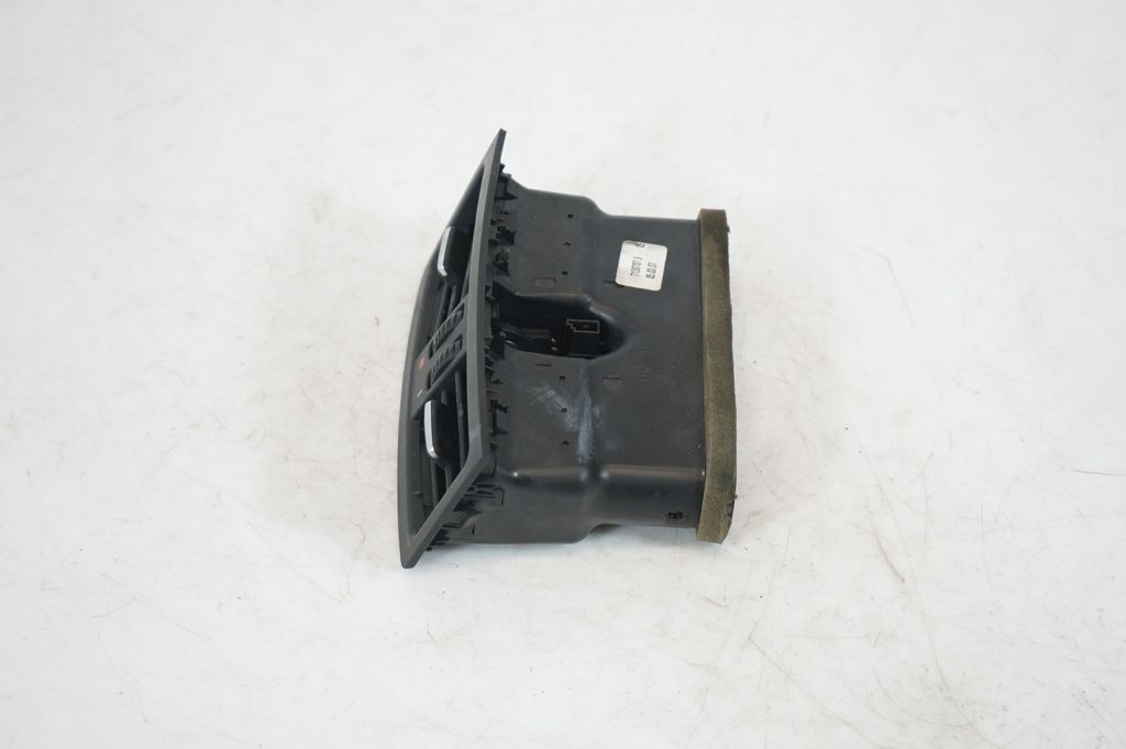 Rear air vent grill (2)