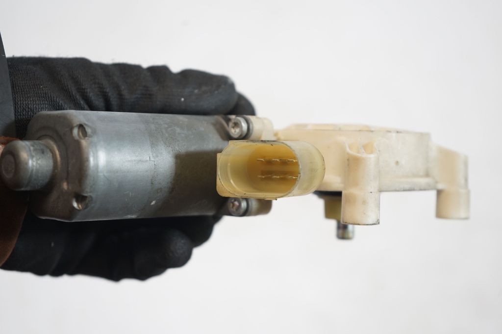 Front door window regulator with motor (7)