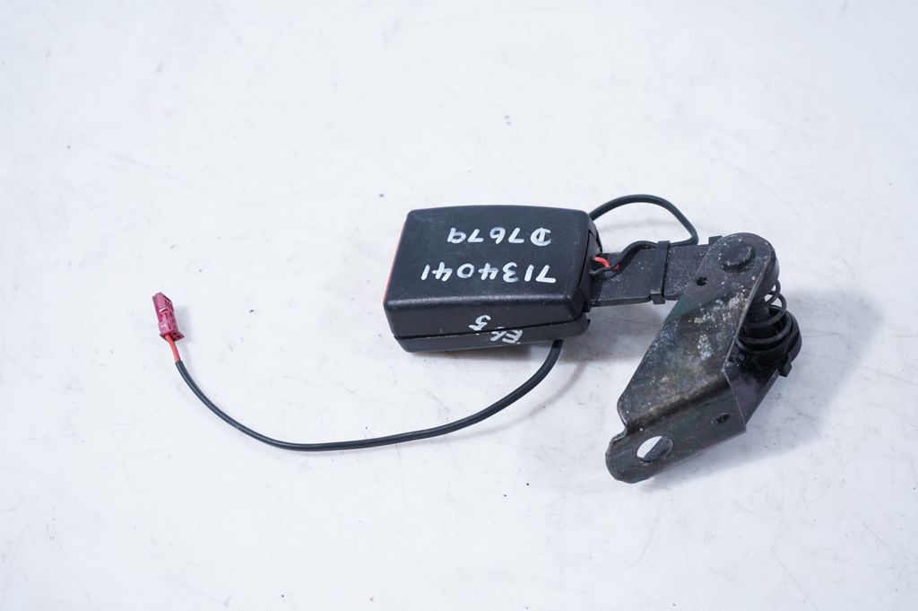 Rear seatbelt buckle (3)