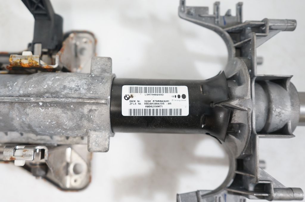 Steering wheel axle (9)