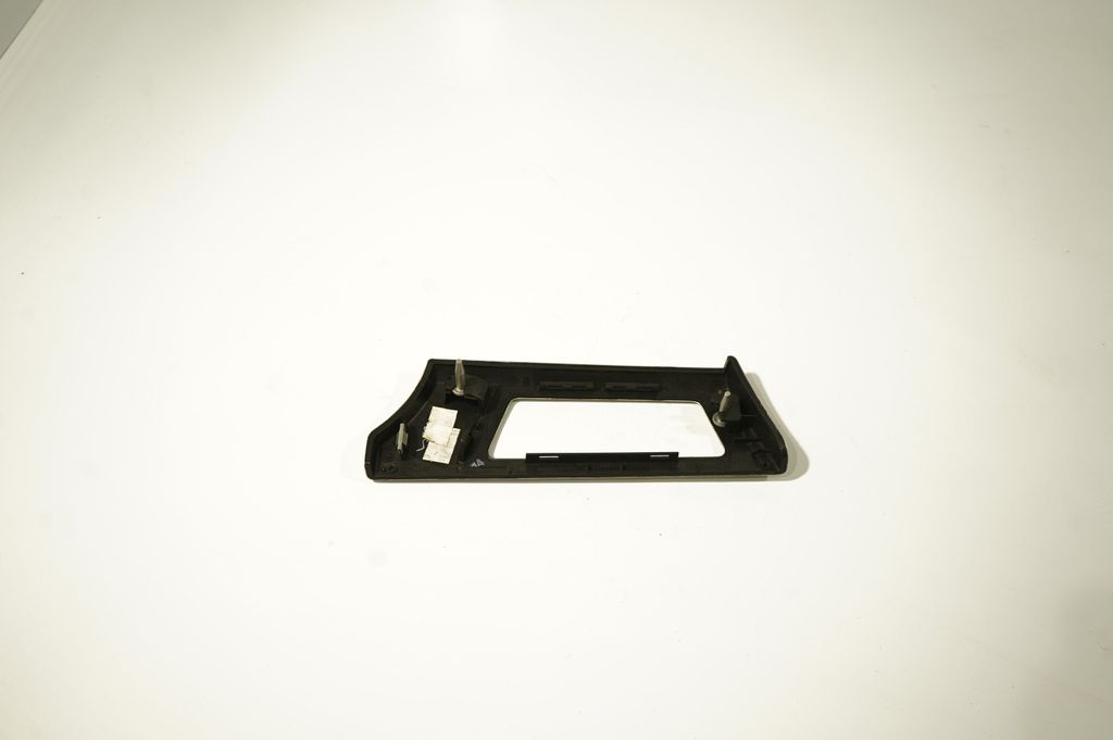 Front sill trim cover (6)