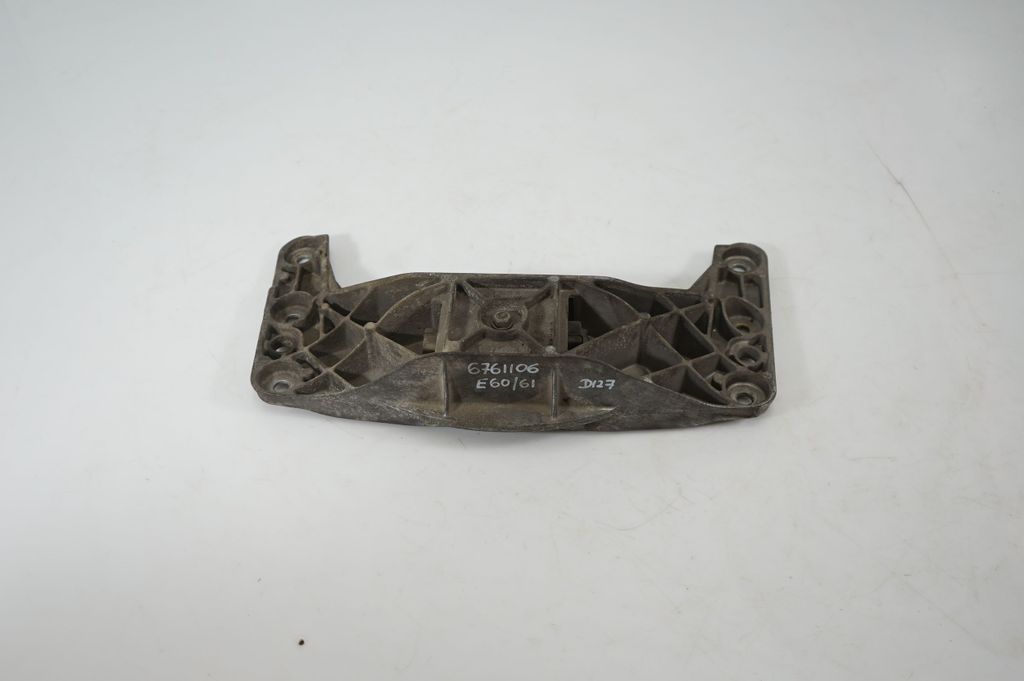 Gearbox mounting bracket