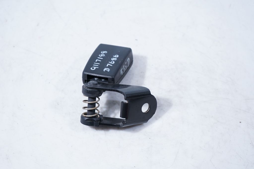 Rear seatbelt buckle (3)