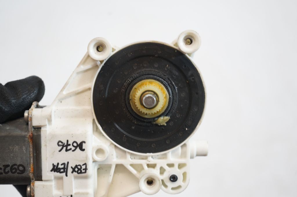 Front door window regulator with motor (7)