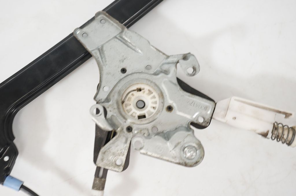 Front door window regulator with motor (8)