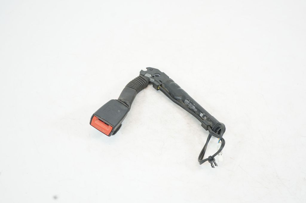 Front seatbelt buckle (7)