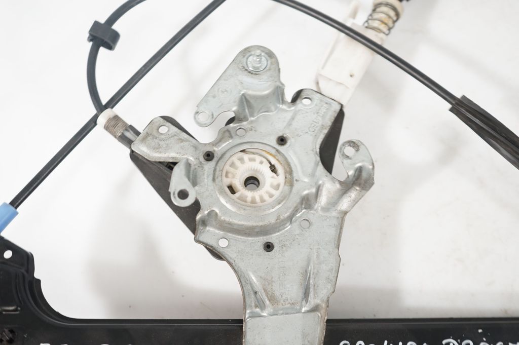 Front door window regulator with motor (8)