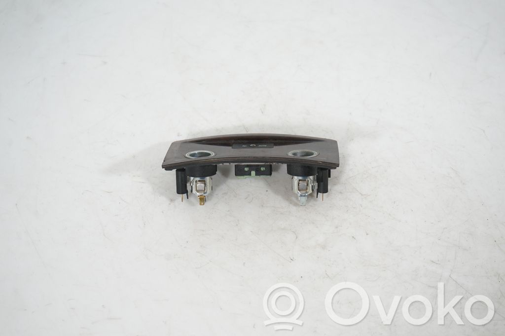 12 V Socket (rear) (3)