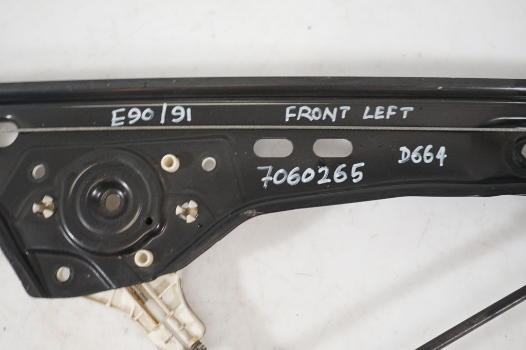 Front door window regulator with motor (9)