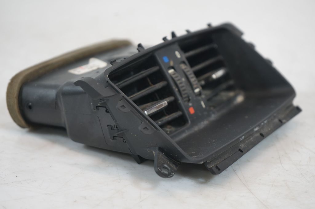 Rear air vent grill (8)