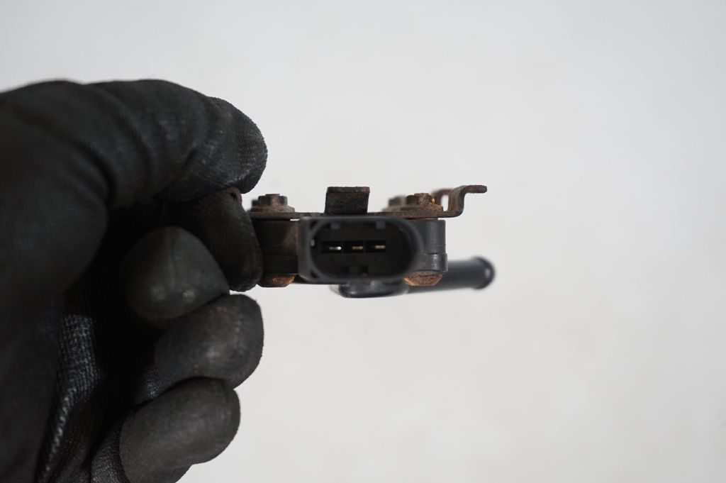 Exhaust gas pressure sensor (7)