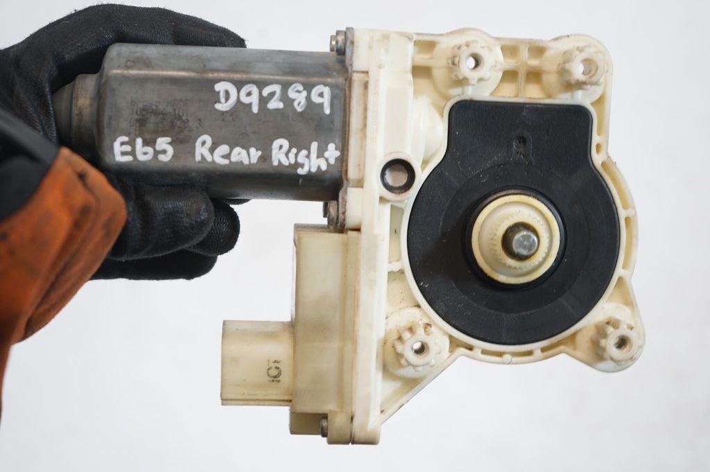 Front door window regulator with motor (8)