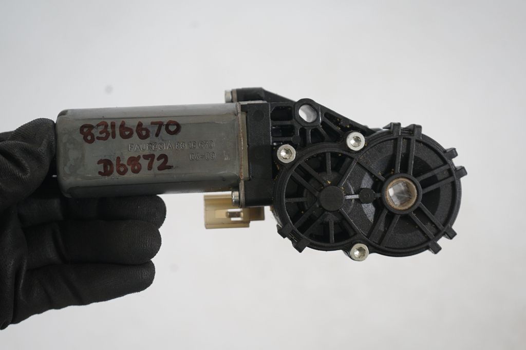 Seat adjustment motor (8)