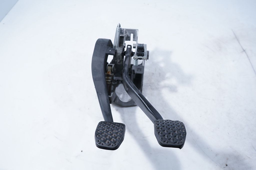 Pedal assembly (4)