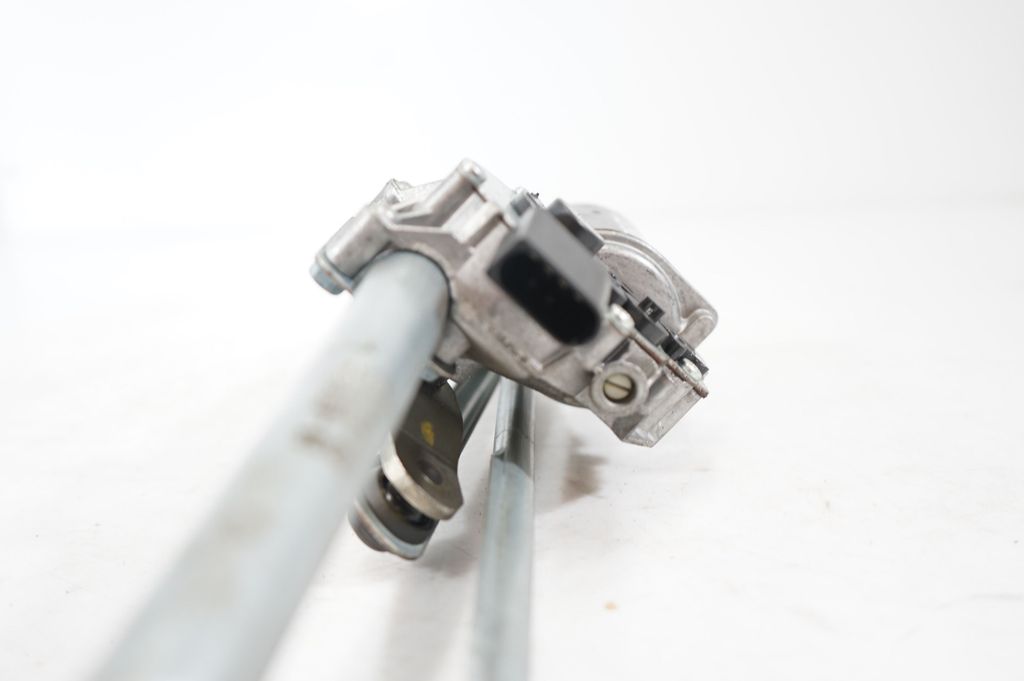 Front wiper linkage and motor (8)