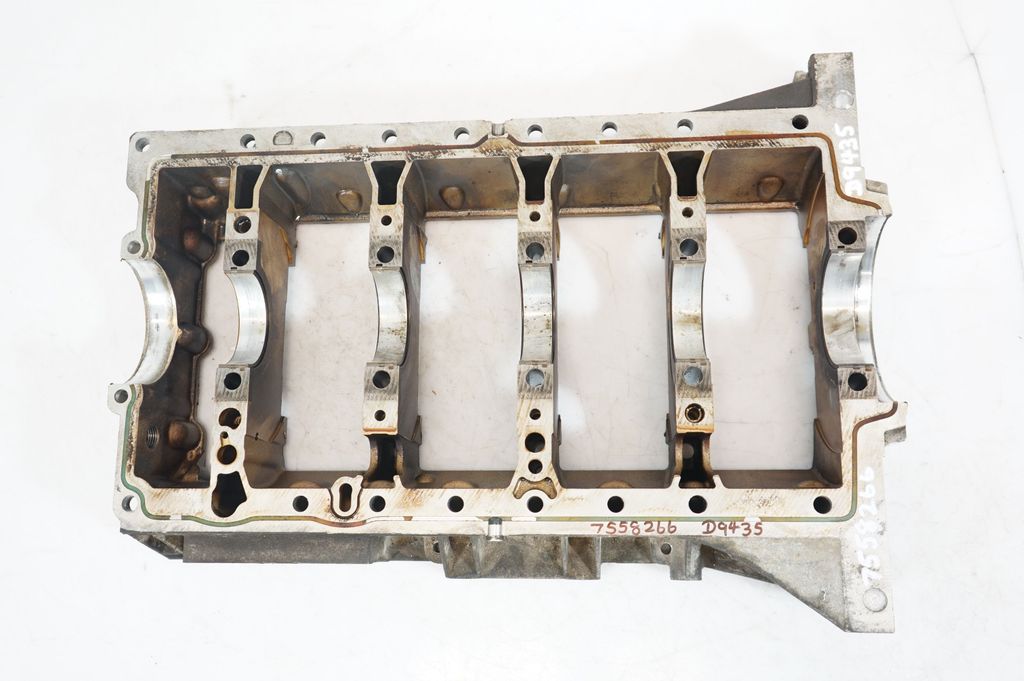 Engine block (10)