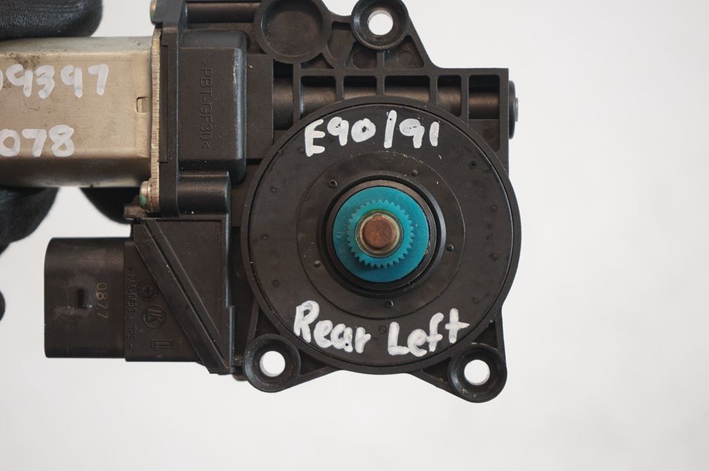 Rear door window regulator with motor (8)