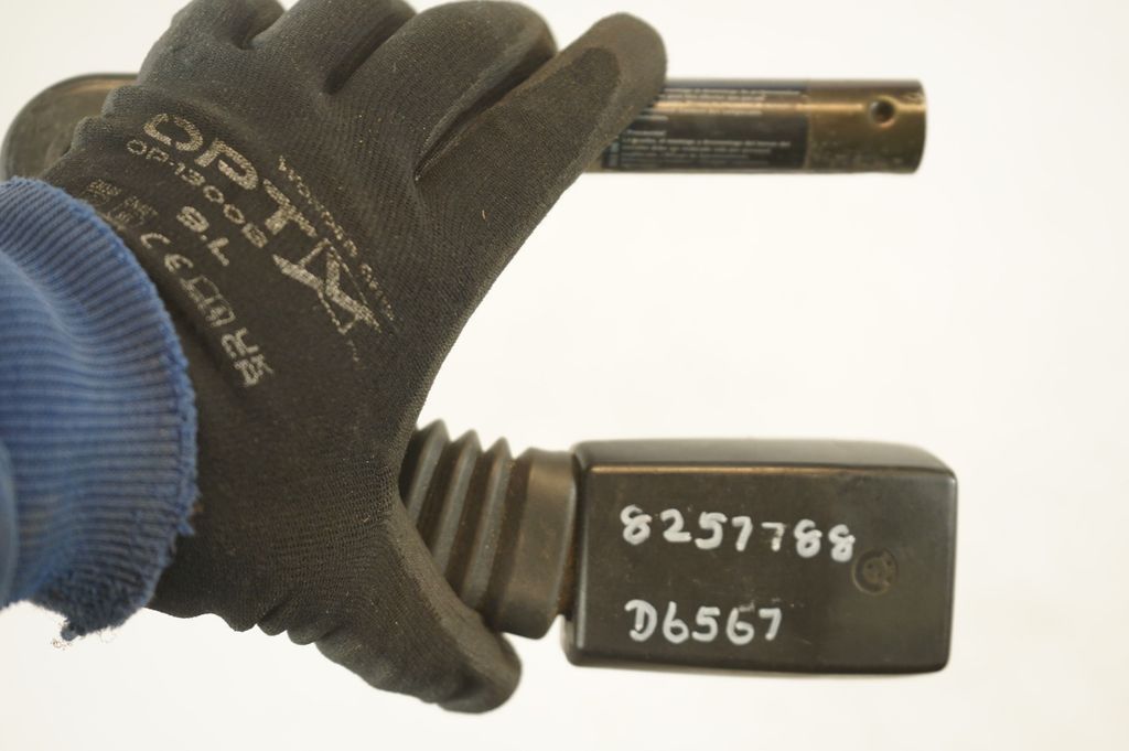 Front seatbelt buckle (8)